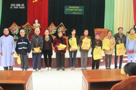 Hà Tĩnh: Tịnh thất Hương Pháp trao quà từ thiện