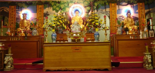 Trang trí bày vẽ hình thức tốn kém, mất ý nghĩa