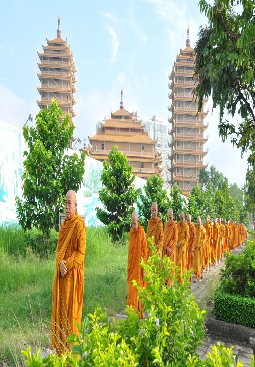 Trì bình khất thực tại Pháp viện Minh Đăng Quang