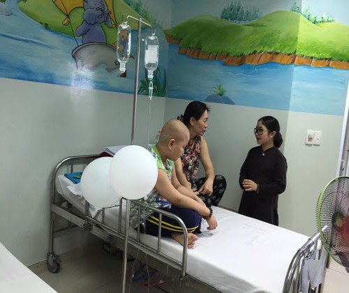 Phật tử Hồng Minh Quán quân Giọng hát Việt nhí tặng quà từ thiện