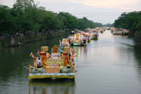 Truyền thống xe hoa rước Phật trong lễ Phật đản có từ thời nào ?