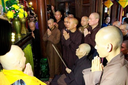 Trải tòa dương xuân