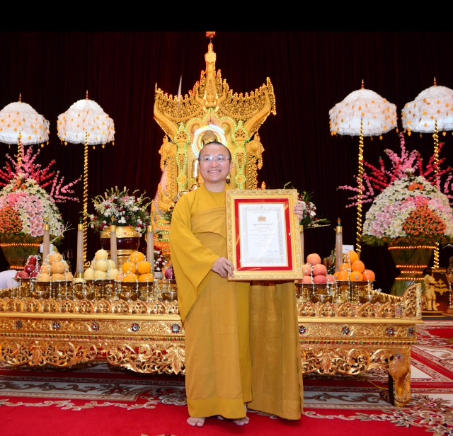 TT. Thích Nhật Từ đón nhận danh hiệu "Người Thắp Đuốc Diệu Pháp" của Miến Điện