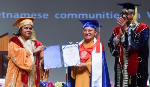 Ấn Độ: TT. Thích Nhật Từ nhận bằng tiến sĩ danh dự về văn học tại trường Đại học Subharti