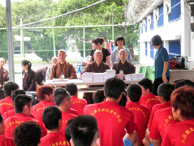 Đài Loan: TT. Thích Chân Tính thuyết giảng tại trại giam Tân Trúc 