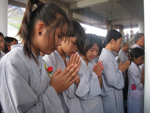 Tu trong lúc tắm rửa mặc quần áo