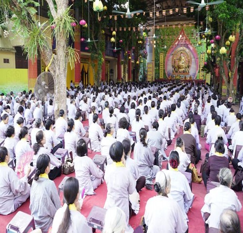 Hàng trăm người về chùa tu học sau ngày dịch bệnh Covid 19 kéo dài