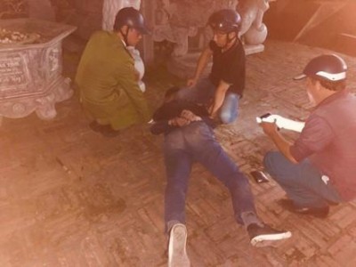 Vào chùa xả súng liên tục rồi tự sát