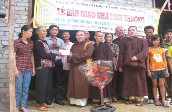 Trao nhà tình thương; tặng máy photo trường học và tặng quà học sinh đỗ thủ khoa