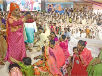 Tỷ phú Ấn Độ từ bỏ 100 triệu USD xuất gia đi tu