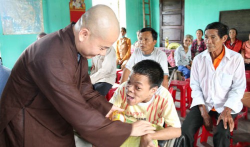 Chùa Bà Đa tặng quà từ thiện tại xã Điện Minh, Quảng Nam