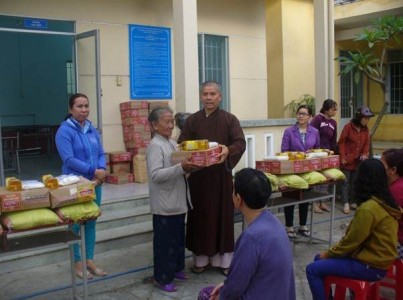 Úy lạo đồng bào nghèo tết Bính Thân