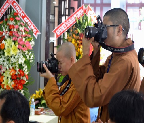 Vào chùa chụp ảnh có sao không?