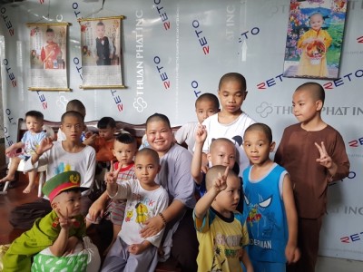 Vị sư cô nặng lòng với trẻ mồ côi