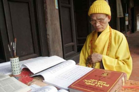 Vị tăng già dưới bóng chùa Viên Minh