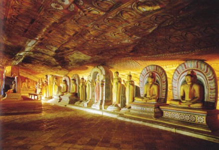 Có nên viết tên lên tượng Phật khi cúng dường Tam bảo