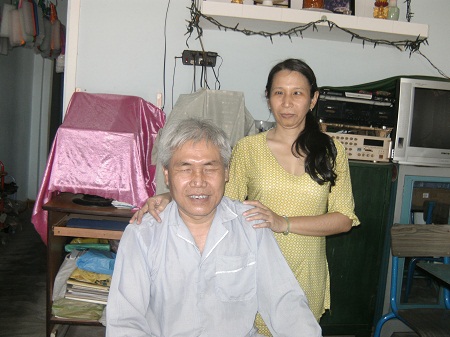 Chuyện xúc động về cặp vợ chồng khiếm thị và người mẹ kế tuyệt vời