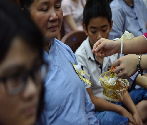 Xúc động đêm lễ Vu lan báo hiếu tại chùa Giác Ngộ