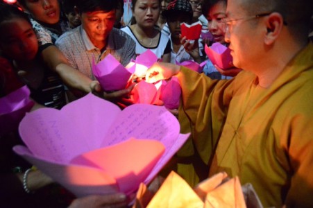 Lung linh hoa đăng Đêm Vu Lan báo hiếu 2014 tại chùa Tượng Sơn