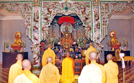 "Chờ ngày tận thế": Những con chiên ẩn mình chờ chết