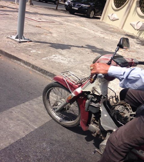 Lái xe ôm niệm Phật trong lúc đợi đèn đỏ