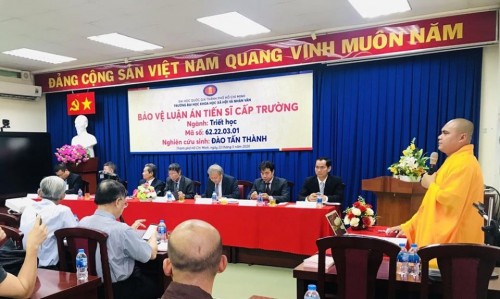 Có nên mặc lễ phục Phật giáo để bảo vệ luận án tiến sĩ tại trường đại học thế học hay không?