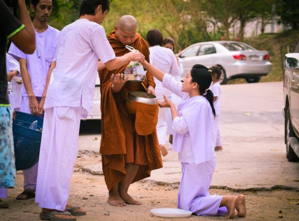 Đến chùa tâm phải tập buông bỏ dần dần