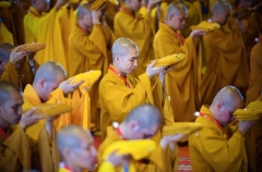 Những cái nhìn 'khuôn thước' dưới tấm y vàng