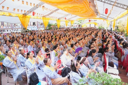 Hơn 3.000 Phật tử Đạo tràng Pháp Hoa miền Bắc vân tập về chùa Linh Ứng tham dự khóa tu