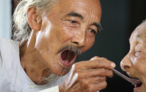 Tấm gương cụ ông hiếu thảo với mẹ già 113 tuổi