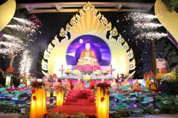 Chùm ảnh cực đẹp Đêm hội hoa đăng kính mừng lễ Phật thành đạo tại Chùa Bằng