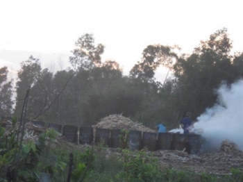 Người dân và tăng sinh Trường TCPH Đồng Nai thở không nổi vì khói than