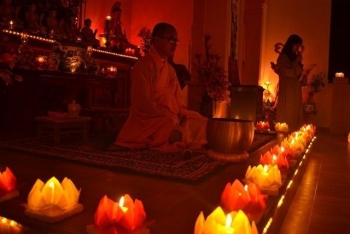 Chùa Phúc Thành lung linh thắp sáng đêm hoa đăng Di Đà