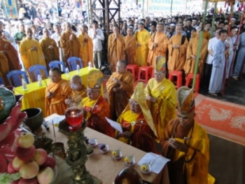 Phật giáo Đak Lak làm lễ khai kinh triệu hồn tại cầu Sêrrepok