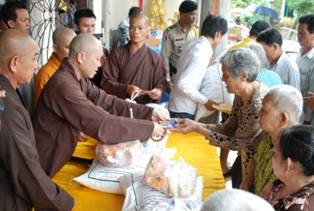 Hoằng Pháp với từ thiện