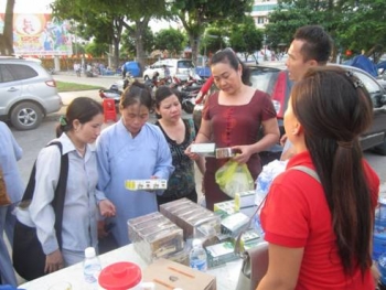 Trà An Lạc phát tâm phục vụ trà miễn phí tại Tuần lễ Văn Hoá Phật Giáo