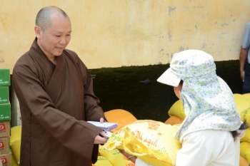 Chùa Hoằng Pháp tặng quà cho bà con dân tộc miền núi tỉnh Quảng Ngãi