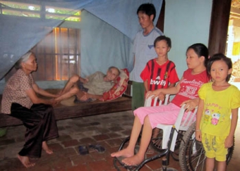 Người chồng phụ hồ gồng mình nuôi cả gia đình bệnh tật