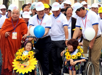 Đi bộ 'sánh bước yêu thương' cùng trẻ em khuyết tật