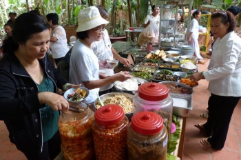 Hành hương ngày xuân được đãi cơm miễn phí