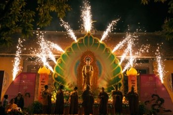 Lễ quy y Tam bảo và hoa đăng vía Phật A Di Đà tại chùa Cự Linh