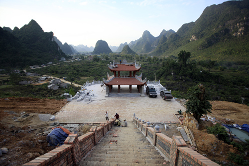 Ngôi chùa tuyệt đẹp cạnh thác Bản Giốc