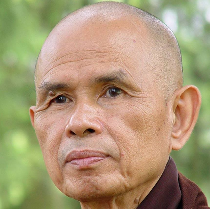 Thiền sư Thích Nhất Hạnh đã tỉnh, mở mắt và chạm tay vào người bên cạnh