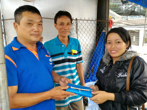 Thợ khóa nhặt được ví, lên mạng xã hội tìm người đánh rơi trả lại