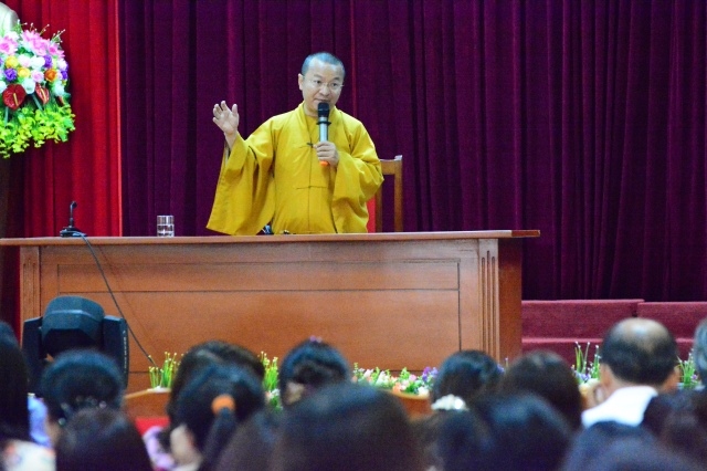 TT. Thích Nhật Từ thuyết giảng tại trường Đại học Kinh tế Nghệ An