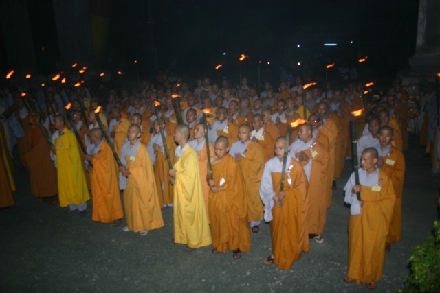 Giới tử Đại giới đàn Hành Trụ 2011 thực tập nghi thức Tuần chiểu