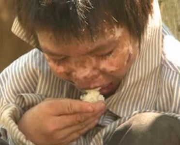 Tôi quỳ xuống xin mọi người hãy cứu họ đi